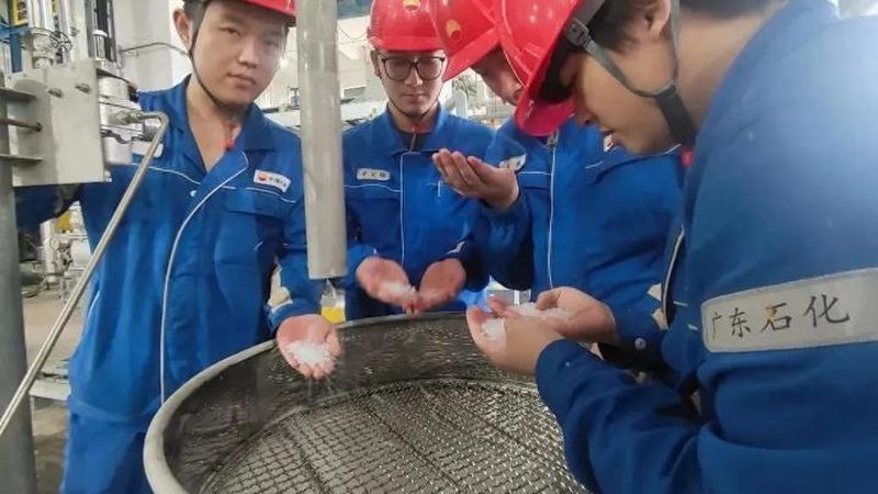 在选择化工原料供应商时，应严格审查其资质，包括但不限于：